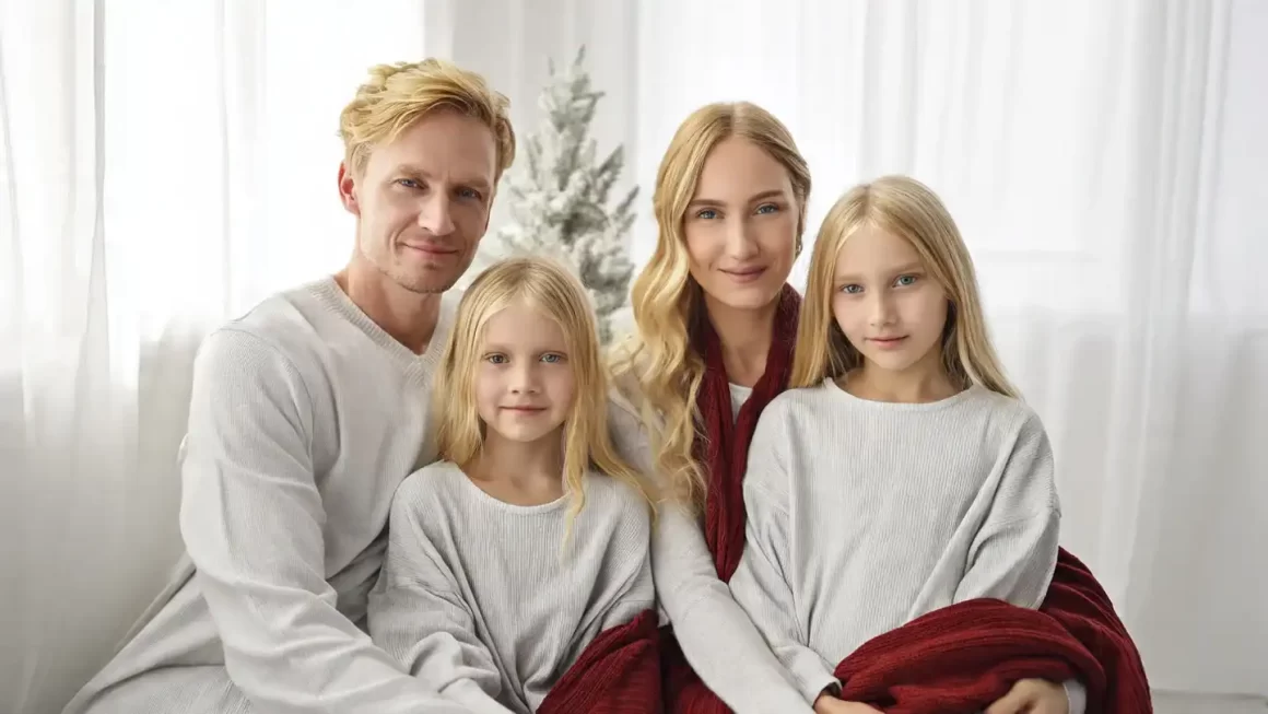 Top 10 Family Christmas Picture Outfit ideas Family Christmas Picture Outfit ideas